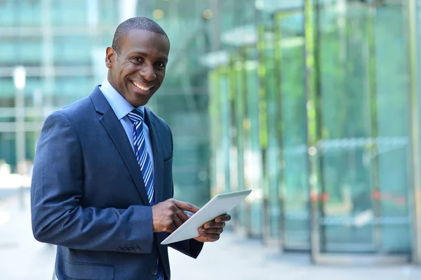 Empreendedor masculino com tablet digital — Fotografia de Stock