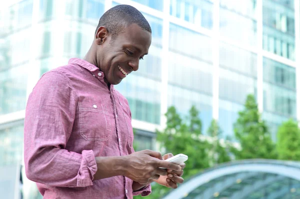 Gülümseyen adam bir ileti gönderme