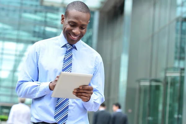 Empresario usando tableta digital — Foto de Stock