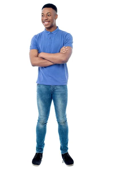 Homem posando com os braços dobrados — Fotografia de Stock