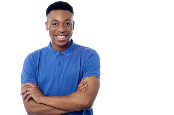 Hombre guapo con los brazos cruzados — Foto de Stock