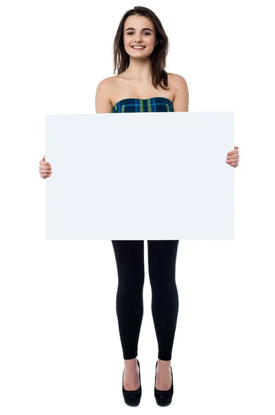 Chica mostrando tablero blanco en blanco — Foto de Stock