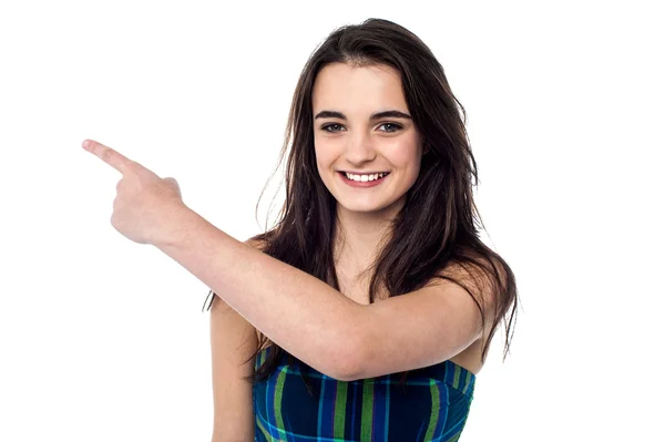 Flickan pekar mot kopia utrymme — Stockfoto