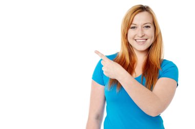 kopya boş alana işaret eden kadın