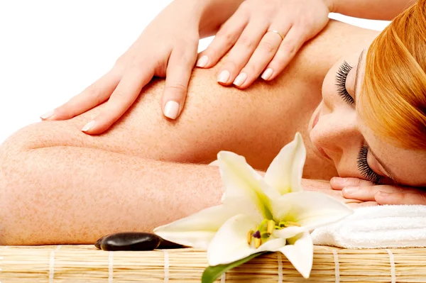 Femme appréciant massage spa — Photo