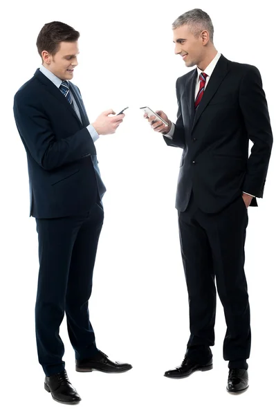 Mensen uit het bedrijfsleven bespreken met cel telefoon — Stockfoto