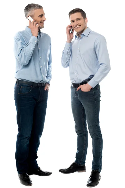 Чоловіки спілкуються через мобільний телефон — стокове фото