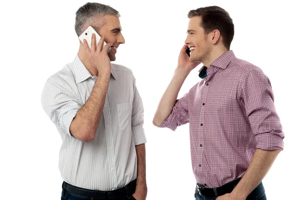 Vrienden praten op mobiele telefoon — Stockfoto