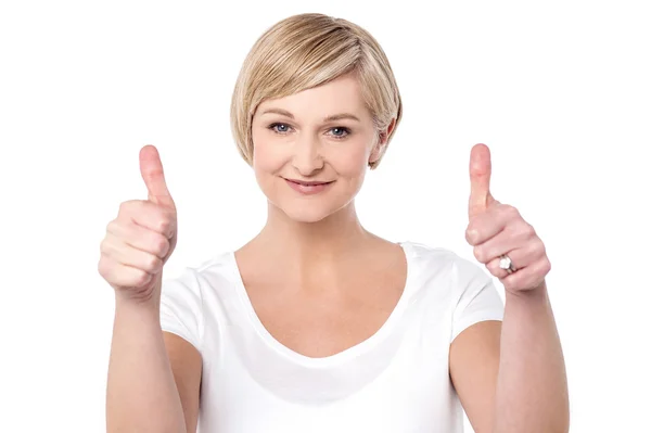 Woman making thumbs up gesture — Stock Photo, Image