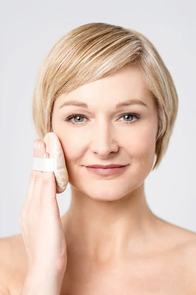 Woman applying powder — Stock Photo, Image