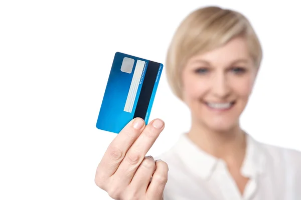 Mujer mostrando tarjeta de crédito — Foto de Stock