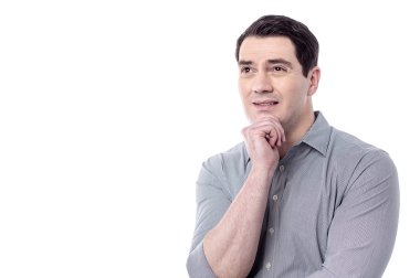 çene elinde olan adam