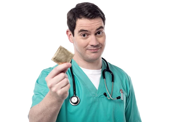 Male doctor showing condoms — Stock Photo, Image