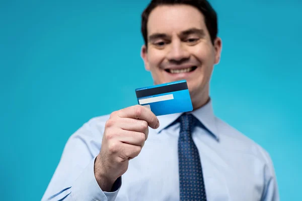 Άνθρωπος εξετάζοντας την χρεωστική κάρτα — Φωτογραφία Αρχείου