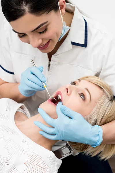 牙医检查病人牙齿 — 图库照片