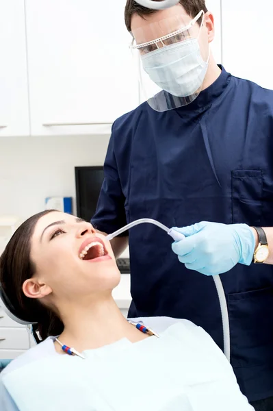 Paziente femminile con dentista — Foto Stock