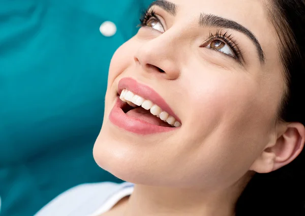 Kadın hazır diş için inceleyin — Stok fotoğraf