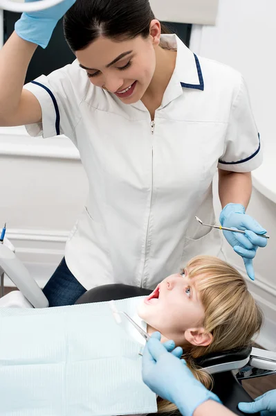 Bambina sottoposta a trattamento dentale — Foto Stock