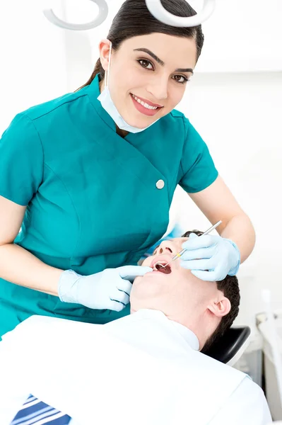 Αρσενικός ασθενής, έχοντας μια οδοντική εξέταση — Φωτογραφία Αρχείου