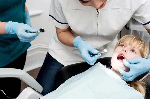 Ragazzina sotto trattamento dentale — Foto Stock
