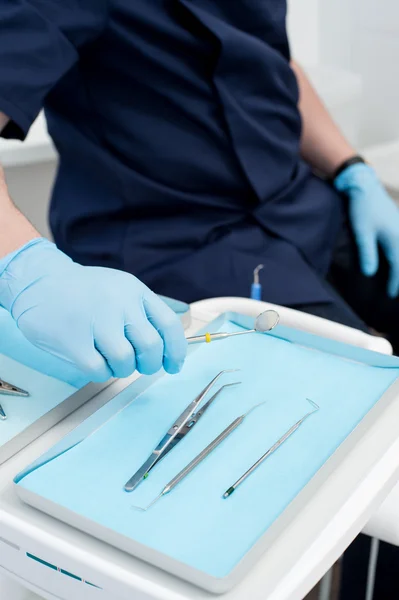 Dentysta podnoszenia narzędzie bada — Zdjęcie stockowe