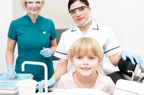 Assistenti dentali con bambina — Foto Stock