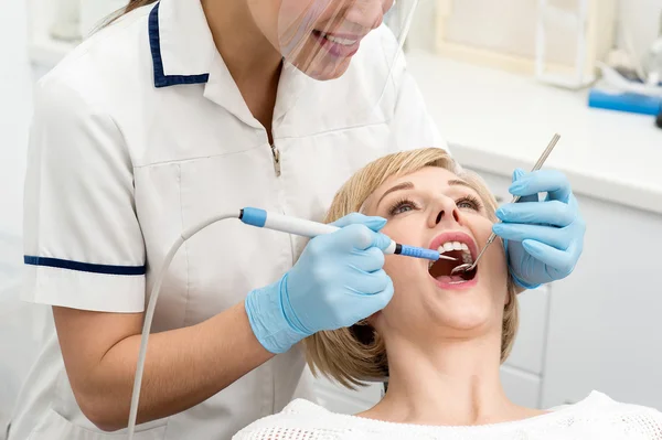 Paciente sometida a un control dental — Foto de Stock