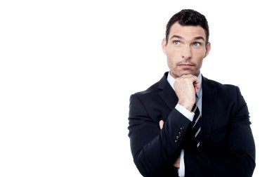 İş adamının derin düşünceleri var.