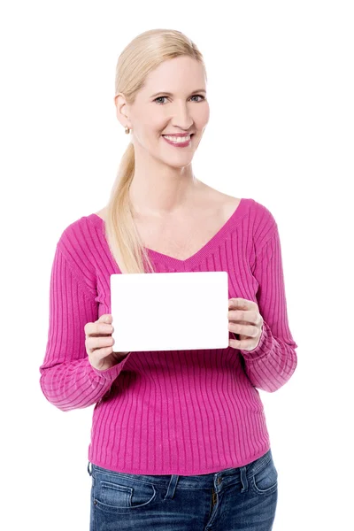 Mujer mostrando tablero de anuncios blanco —  Fotos de Stock