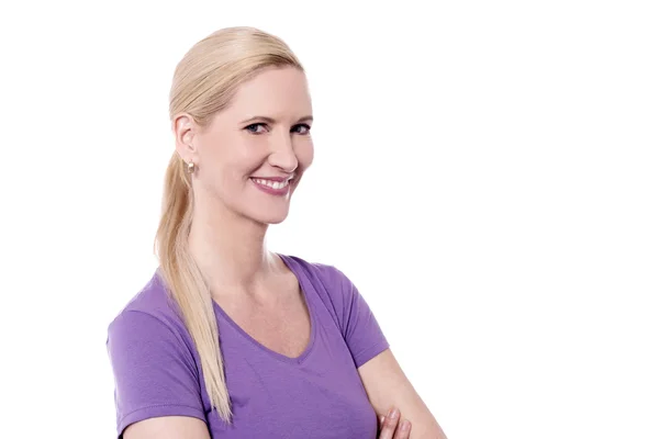 Mujer sonriente posando ante la cámara —  Fotos de Stock