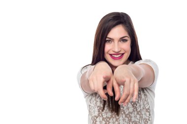 Sana doğru işaret eden kız