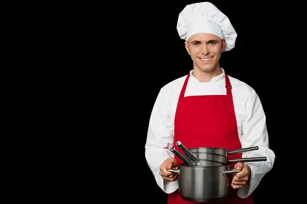 Šéfkuchař pózuje s prázdné nádoby — Stock fotografie