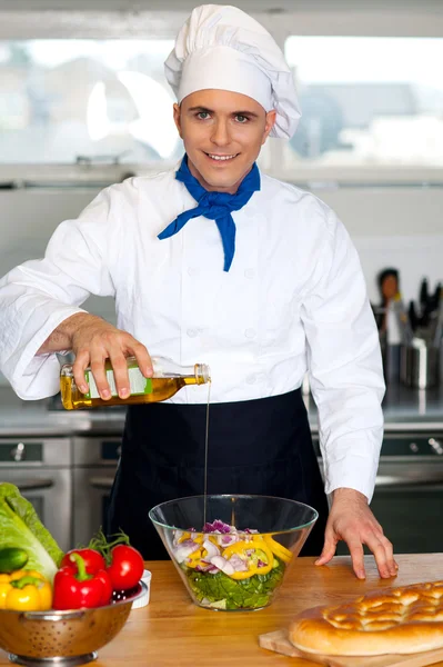 Chef-kok voorbereiding van de plantaardige salade — Stockfoto