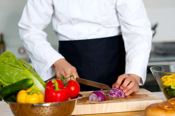 Kocken hugga grönsaker — Stockfoto