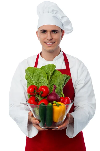 Şef holding kase sebze ile — Stok fotoğraf