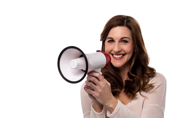 Vrouw poseren met loudhailer — Stockfoto