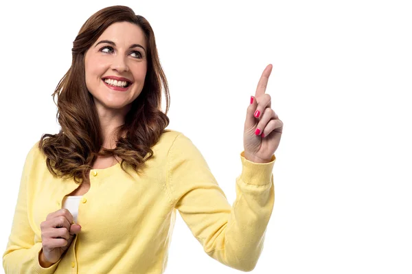 Mujer sonriente señalando hacia arriba —  Fotos de Stock