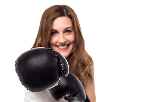 女性のボクシングの手袋を着て — ストック写真