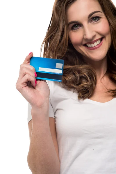 Mujer mostrando su tarjeta de efectivo — Foto de Stock