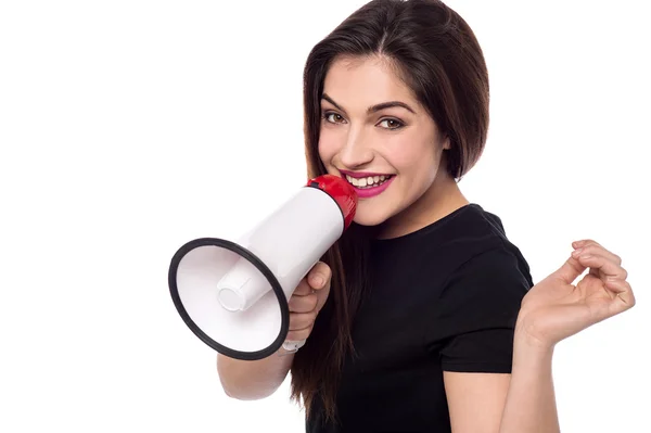 Mujer bonita haciendo anuncio — Foto de Stock