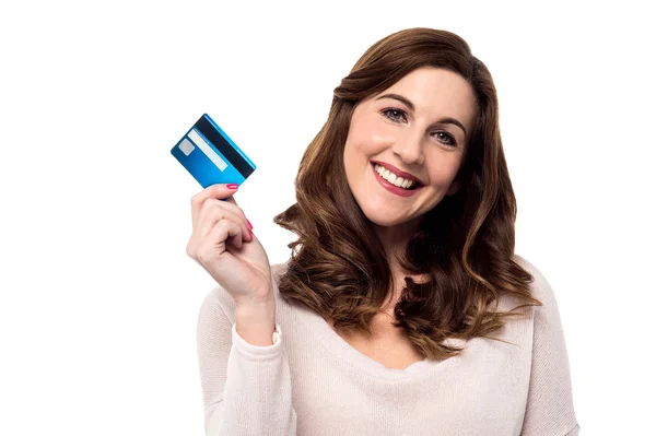 Mulher mostrando seu cartão de crédito — Fotografia de Stock