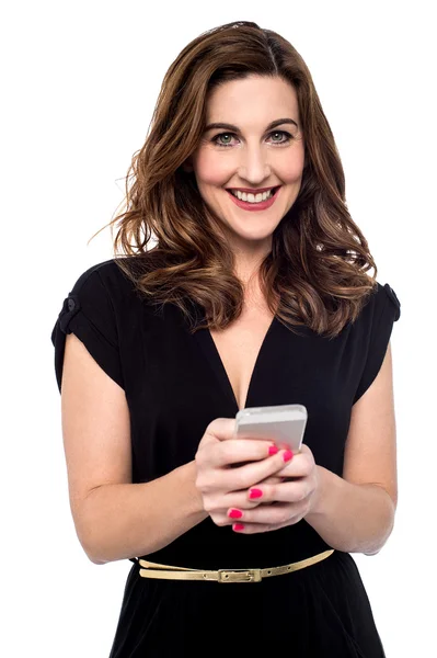 Vrouw SMS van mobiele telefoon — Stockfoto