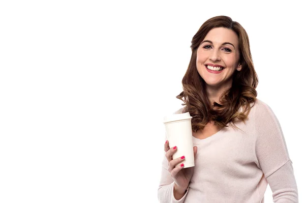 紙のコーヒー カップを持つ女性 — ストック写真