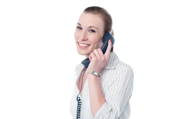 Femme d'affaires répondant à un appel téléphonique — Photo