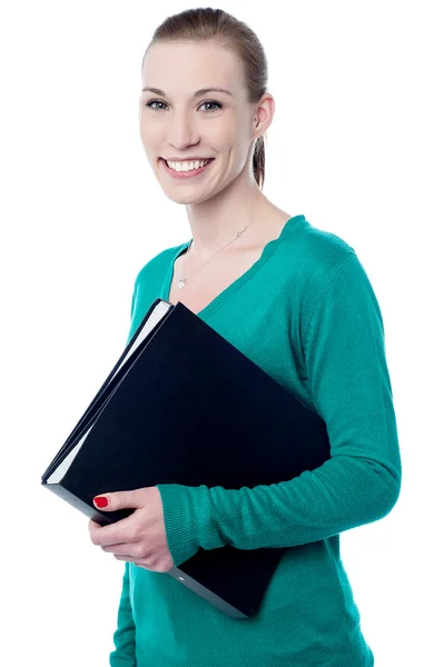 女人抱着黑色文件文件夹 — 图库照片