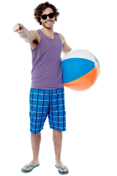 Junger Mann mit Beachball — Stockfoto