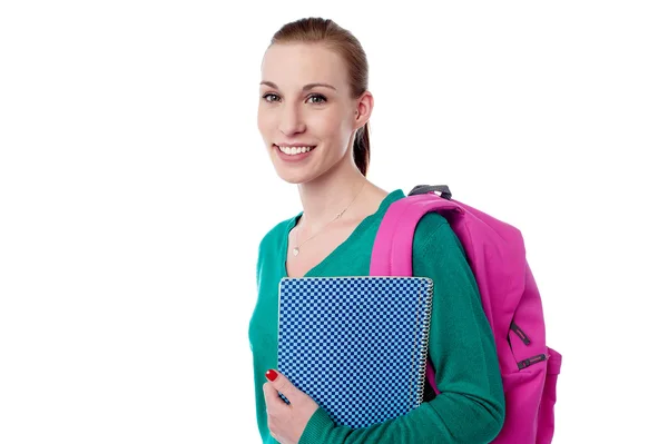 Девушка из колледжа с рюкзаком и блокнотом — стоковое фото