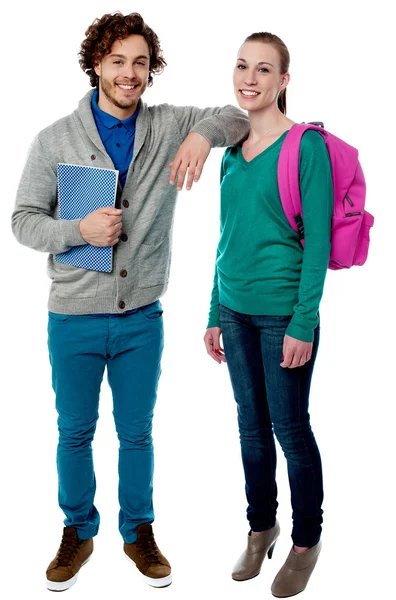 College-Junge stützt Arm auf Freund — Stockfoto