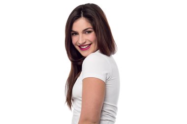 Güzel kadın kameraya bakıyor.