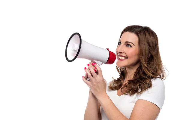 Mooie vrouw met loudhailer — Stockfoto